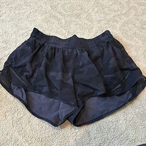 Lululemon hotty hot shorts camo size 6